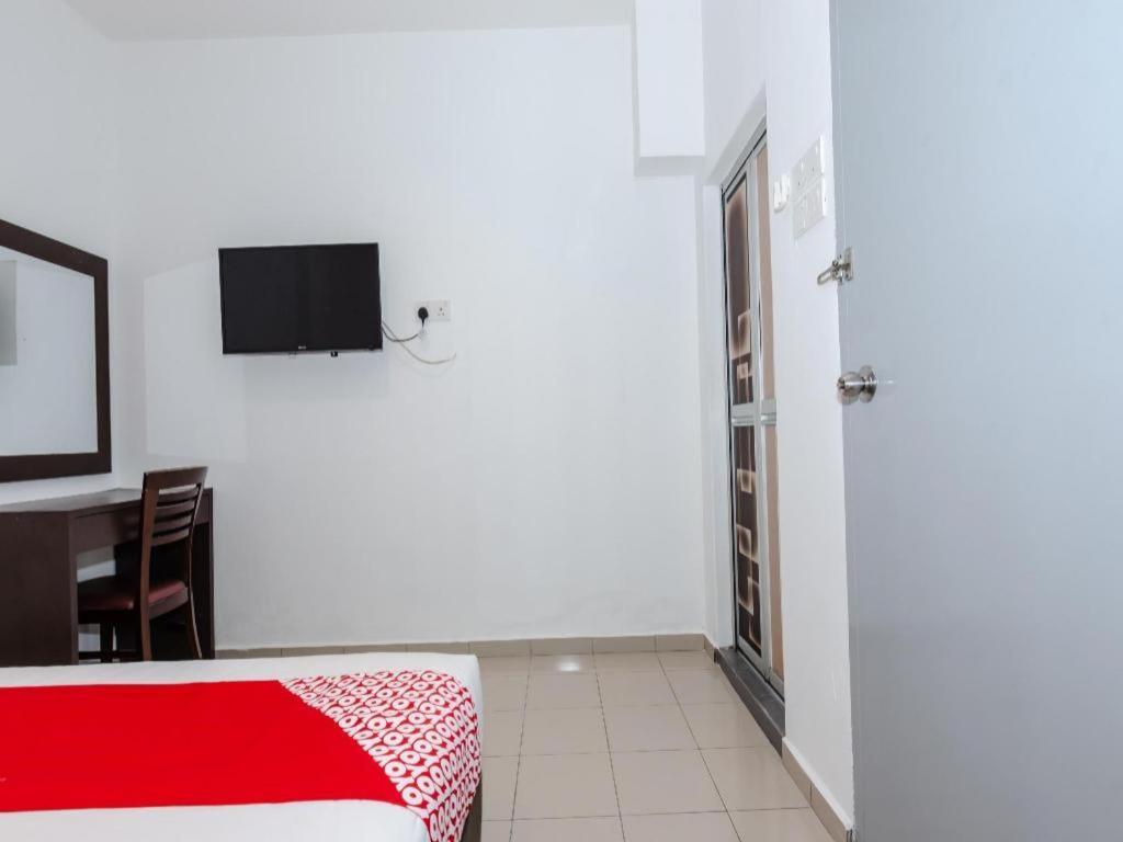 Oyo 1090 Hollitel Hotel Melaka Exterior photo